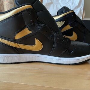 Mens brand new never worn in the box - Nike air Jordan 1 mid sneakers